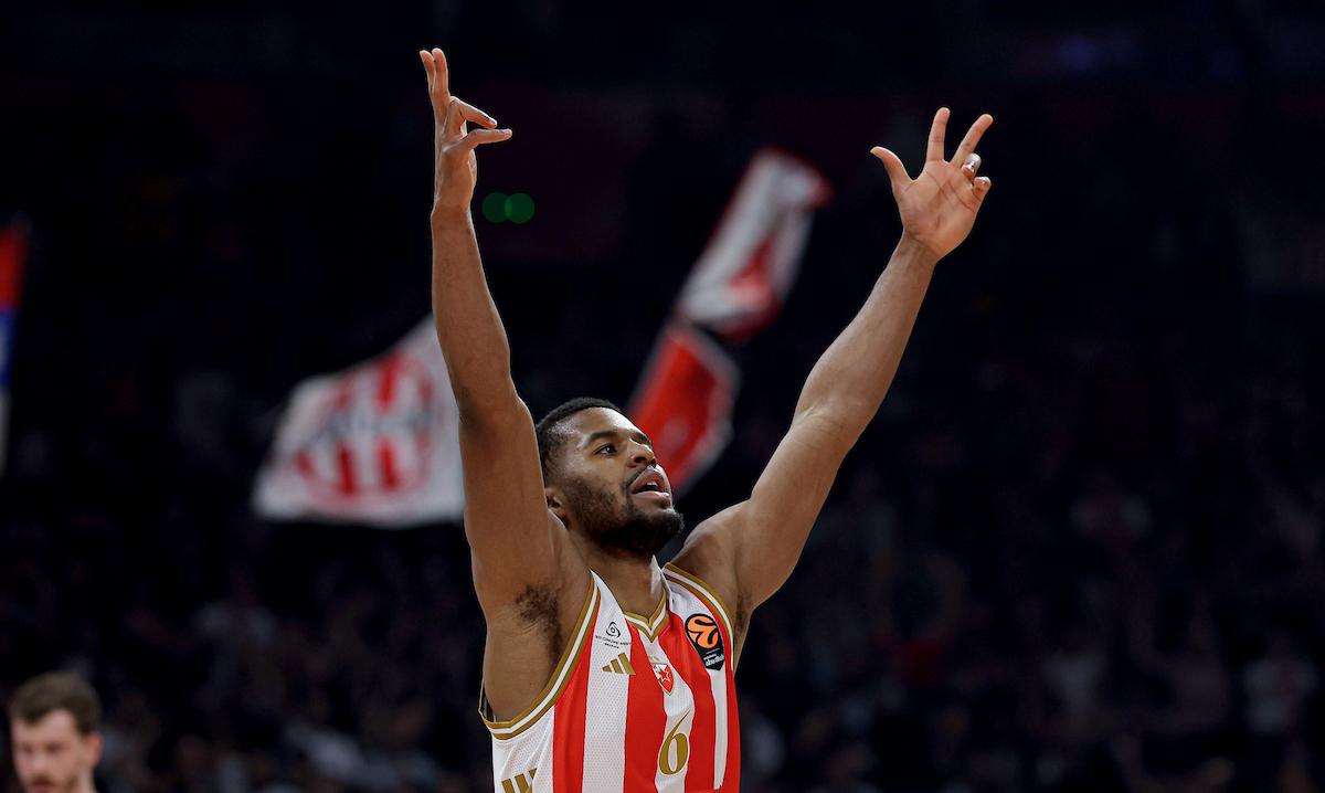 Batler sa centra za delirijum u Areni: Pogledajte neverovatnu trojku Zvezdinog beka (VIDEO)