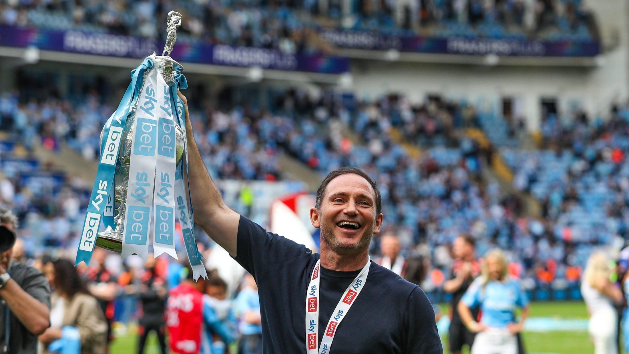 Super Frenki vratio Koventri u elitu: Emotivni govor Frenka Lamparda navijačima zapalio Redit