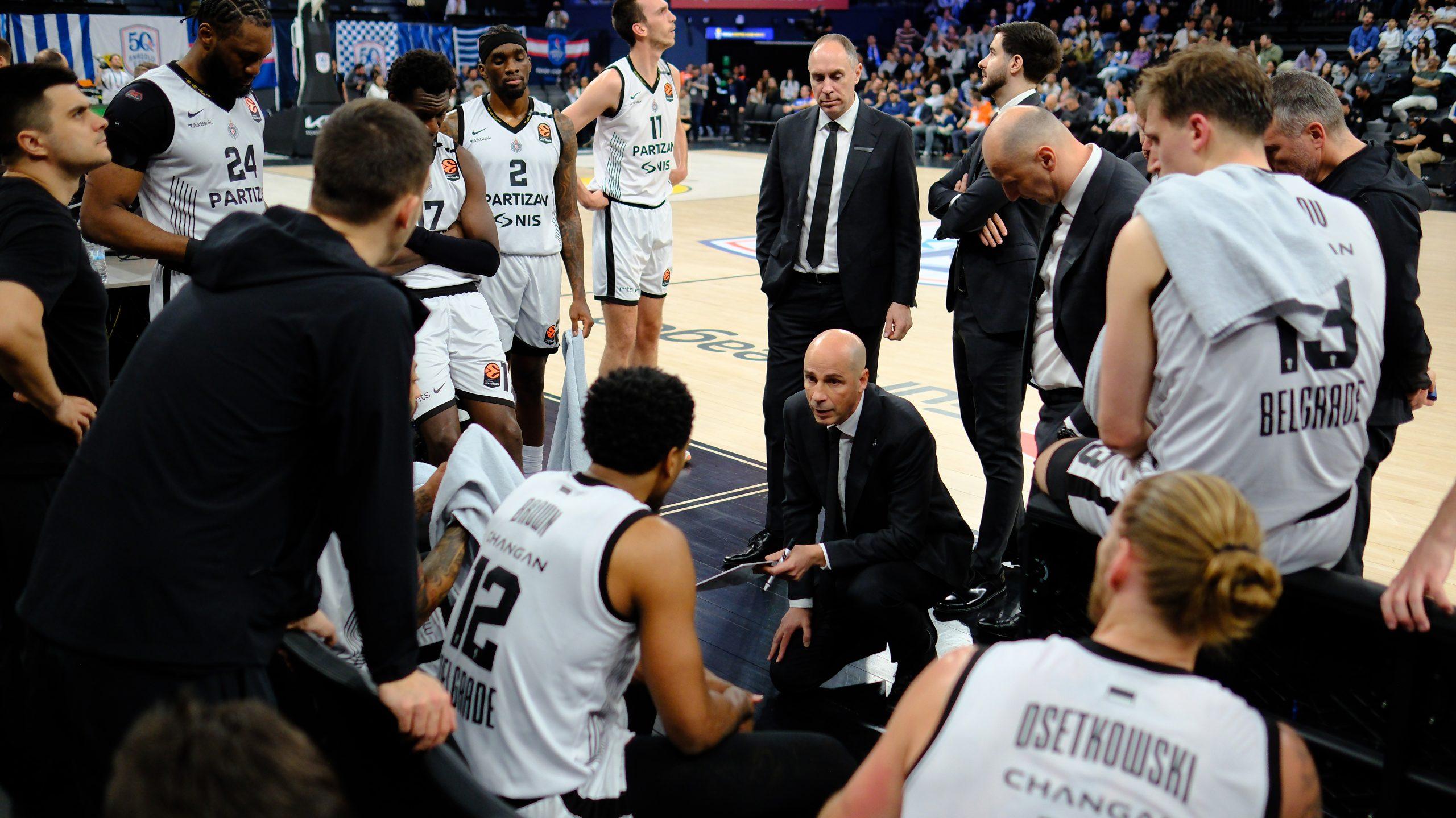 Košarka u senci tuge: Partizan se borio za Duleta, ali je Efes „ukrao“ pobedu u produžetku