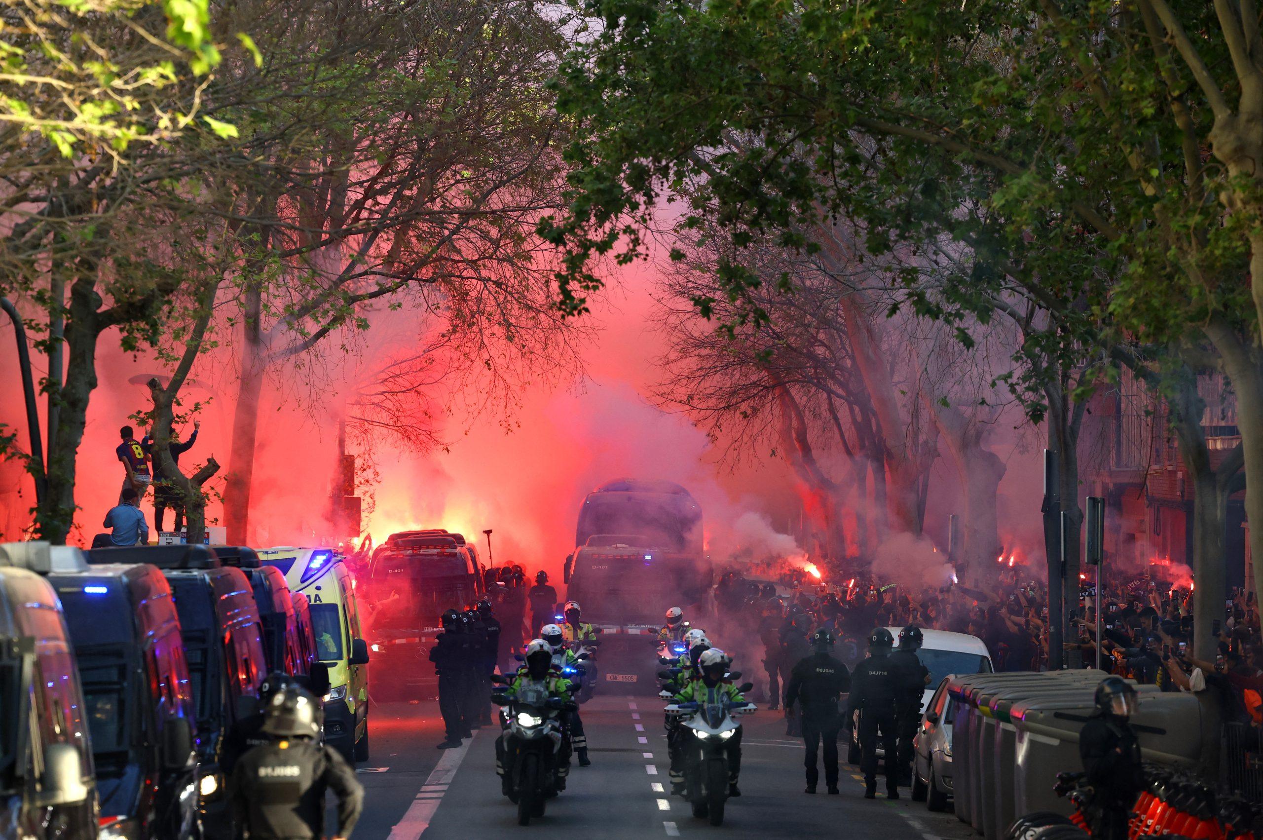 Haos u Barseloni: Huligani napali autobus sa igračima Atletika (VIDEO)
