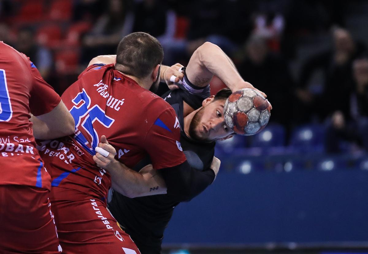 Haos u Novom Sadu: Grobari ubacili topovski udar na teren, finale prekinuto (VIDEO)