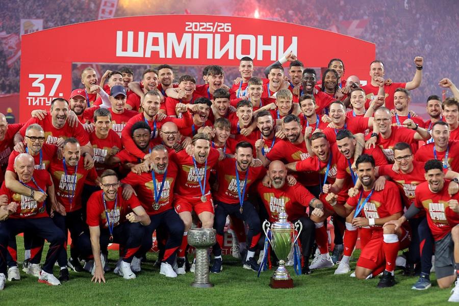 Zvezdi uručen pehar za 37. titulu: Podigli ga tri igrača i trener (VIDEO)