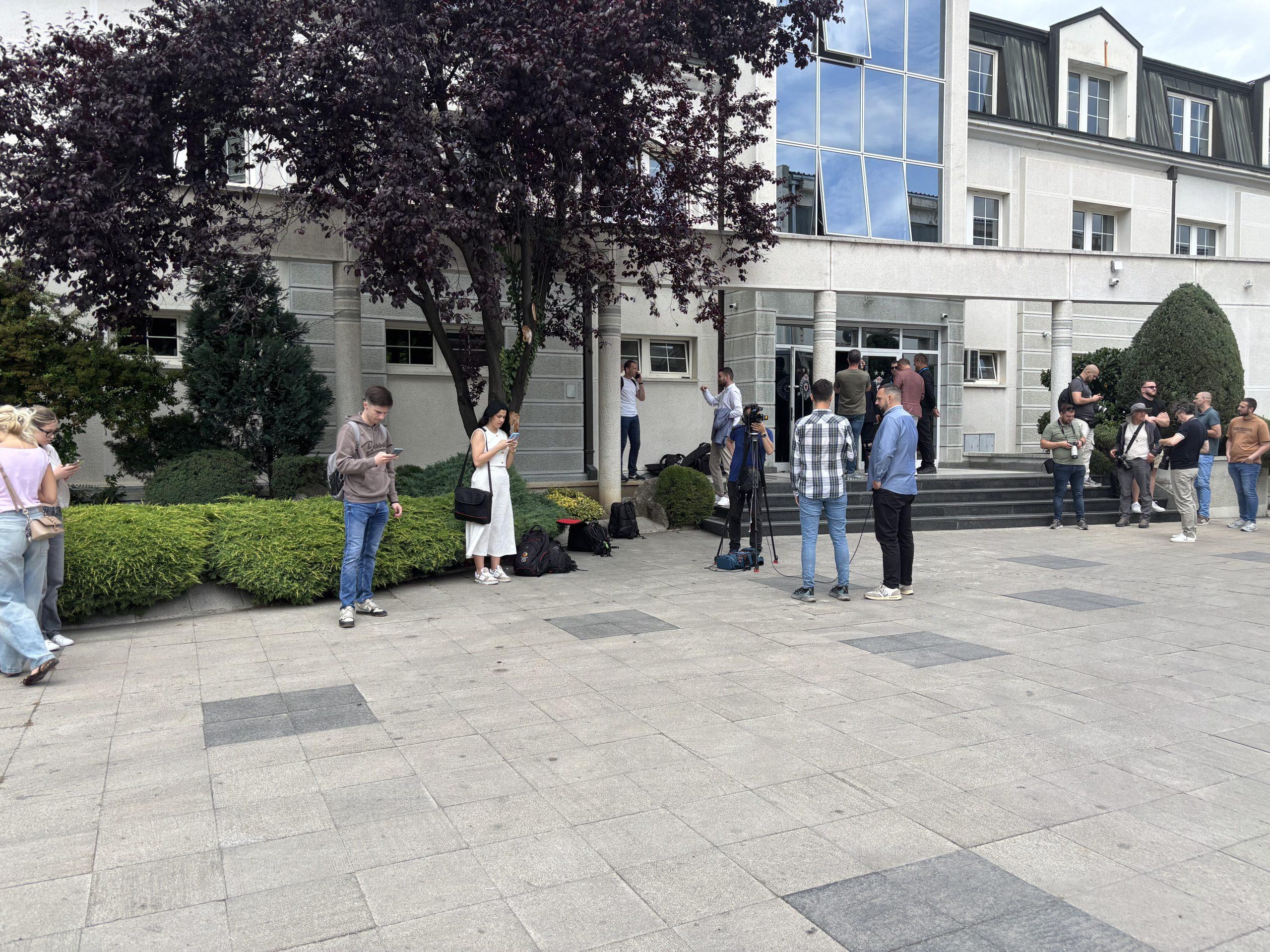 Veliki broj novinari ispred SC “Teleoptik” 