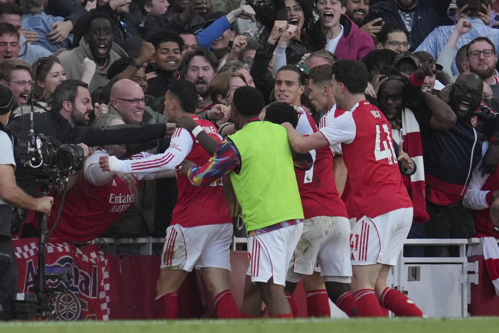 Arsenal pokazao ko je gazda Engleske: Šampion razbio Siti za prvi trofej sezone