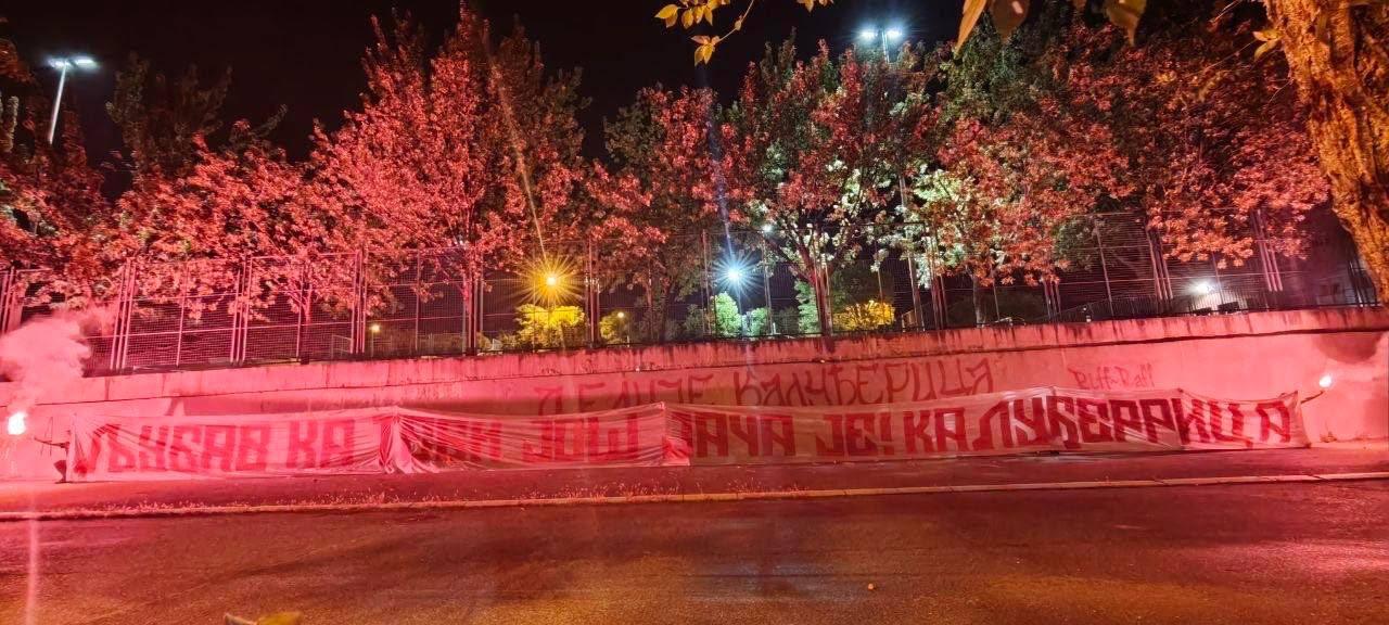 Poruke „delija“: „Svi u četvrtak na Marakanu“ i „Ljubav ka tebi još jača je“! (FOTO)