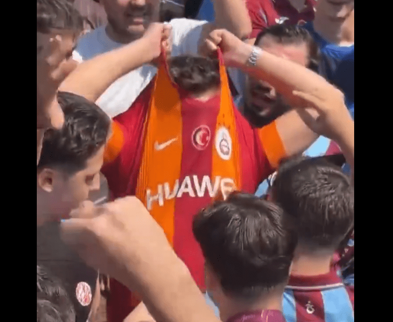 Au, kakva greška! Uđe čovek u bunar pun zvečarki! Da li toliko voli Salaha? (VIDEO)