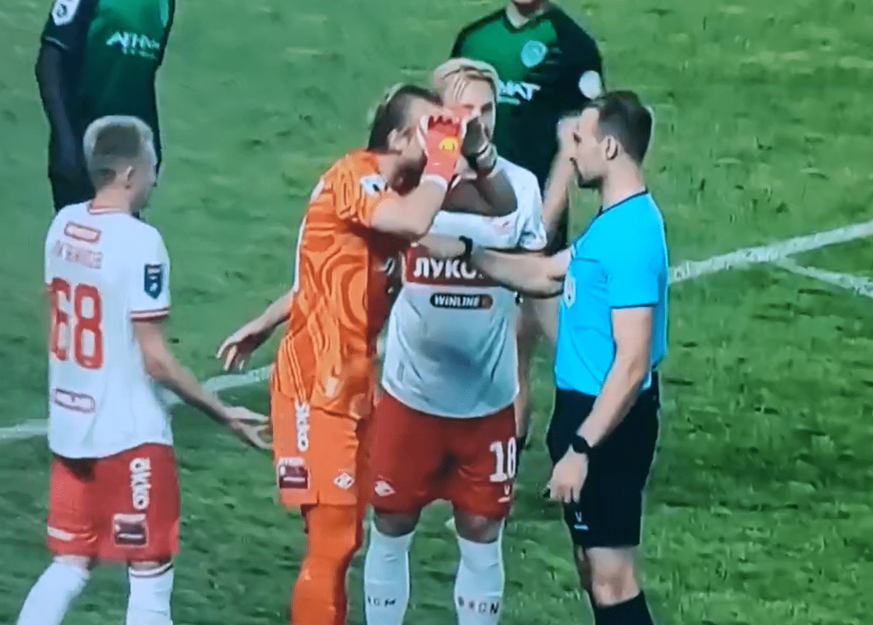 Komedija godine u Rusiji: Uzeo loptu rukama posle gol-auta, sudija odmah svirao penal! (VIDEO)