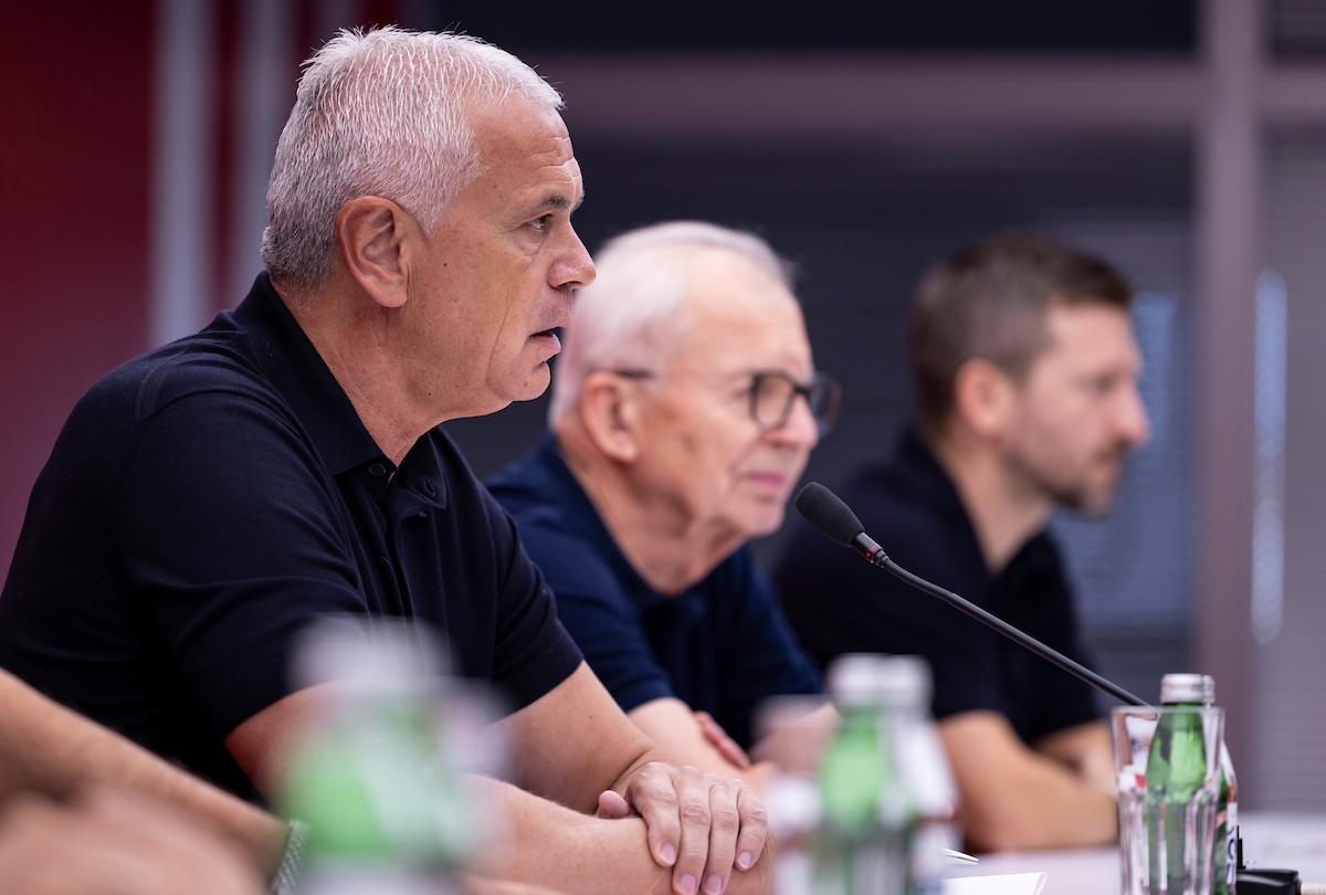 Zvezdan Terzić i rukovodstvo Crvene zvezde na vanrednoj konferenciji
