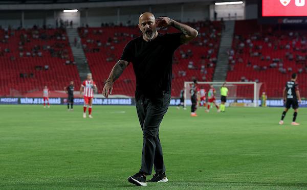 Stanković dobio crveni, pa se okrenuo ka tribinama (VIDEO)